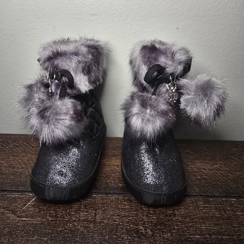 Stuart Weitzmann Baby Infant Black Quilted Sparkle Fur Pom Pom Booties Size 1